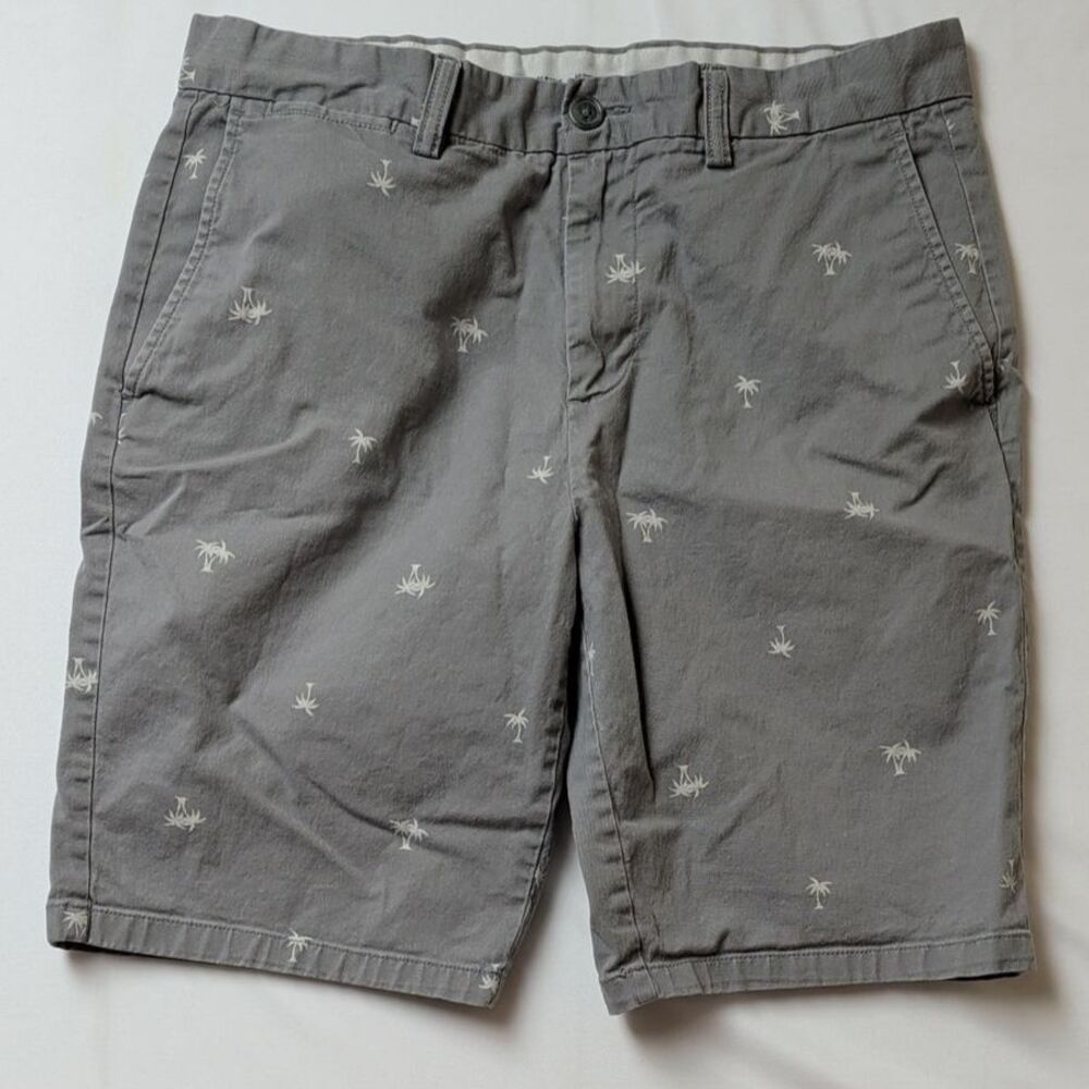 Old Navy Gray Palm Flat Front Shorts  Men's 33 Waist
